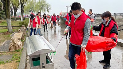 學雷鋒“守護一江碧水凈灘行動”志愿服務活動