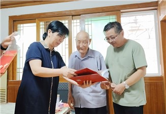 溫情傳遞 歲月禮贊 | 集團(tuán)開展離休老干部國慶慰問