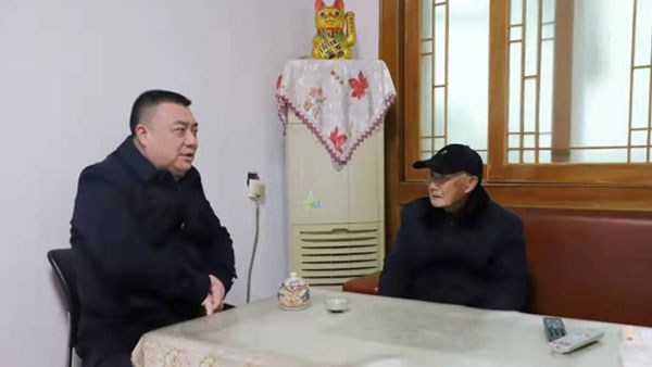  春節(jié)慰問送黨員 濃濃關(guān)懷暖人心