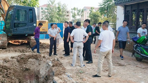 南湖新區(qū)工委書記李運(yùn)帷一行到趕山路 污水管網(wǎng)現(xiàn)場(chǎng)視察工作
