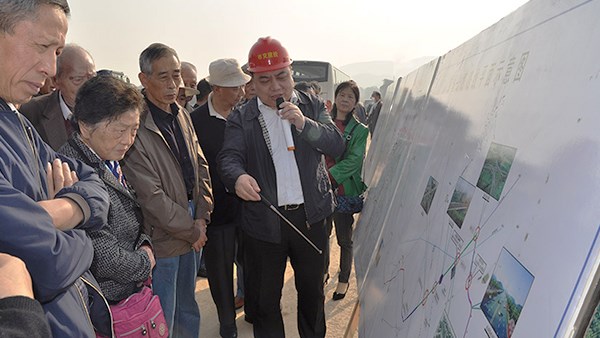 向偉雄率領(lǐng)市人大老同志參觀臨湖公路建設(shè)