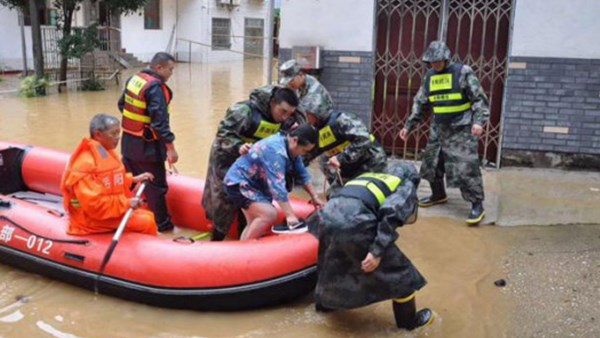 在這岳陽市70年一遇的大暴雨中，市交投集團在行動