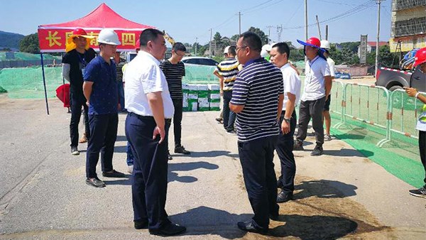 公司班子成員為項目施工和監(jiān)理單位工作人員送清涼