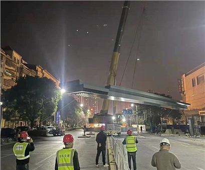 好消息！八字門(mén)小學(xué)人行天橋主梁吊裝完成