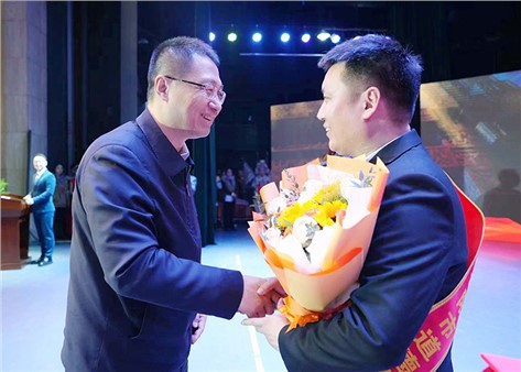 岳陽城運集團馮勇同志獲第九屆岳陽市孝老愛親道德模范