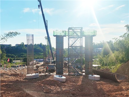 岳陽長江經(jīng)濟帶煉化一體化公路（荊竹-南太）首根立柱澆筑順利完成