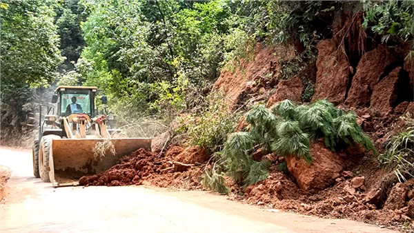 搶通受阻路 守護平安行 岳陽市城運集團支援平江交通保暢